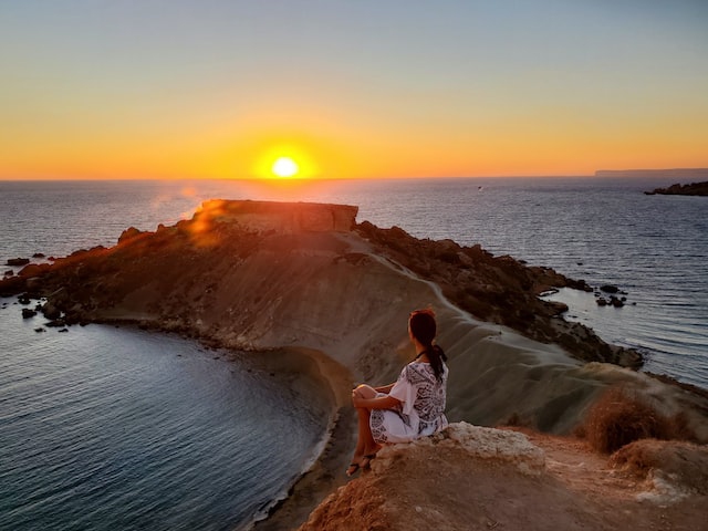 マルタ生活で夕日を楽しむ人