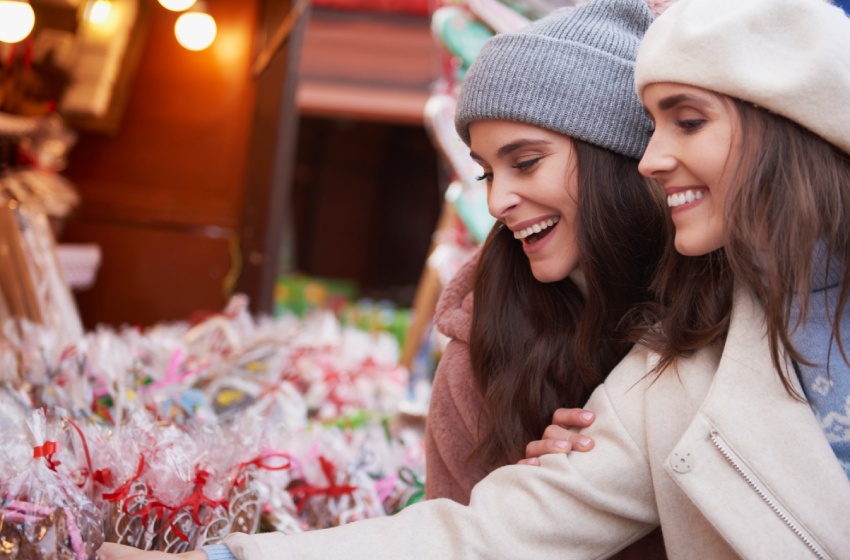 マルタのクリスマスマーケット2023にいる女性達